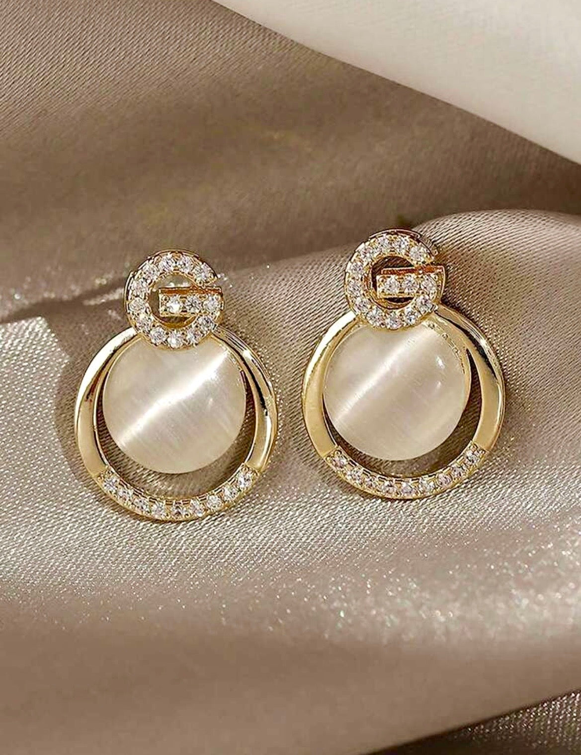 Cat eye stone G earrings