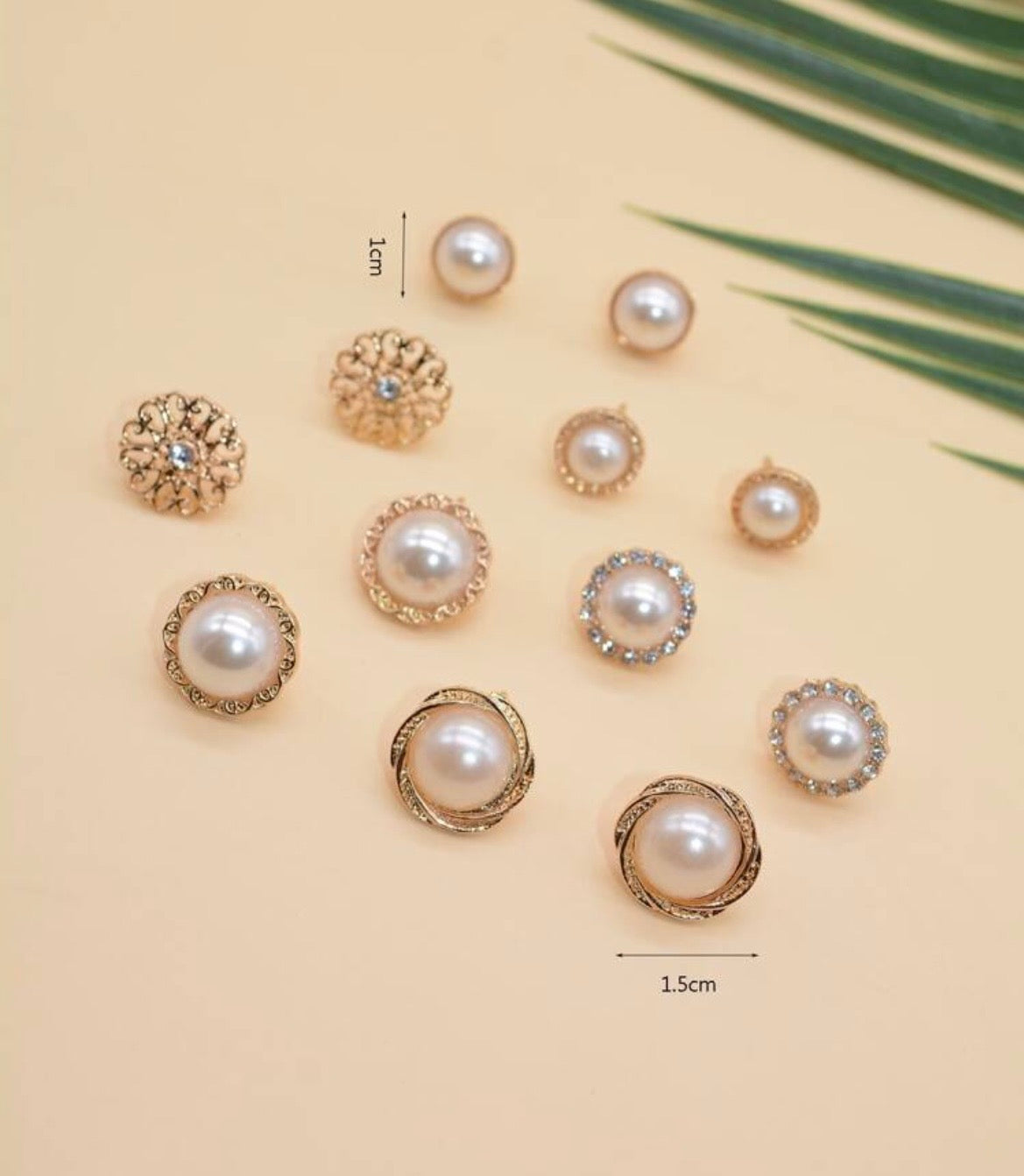 Round pearl stud earrings