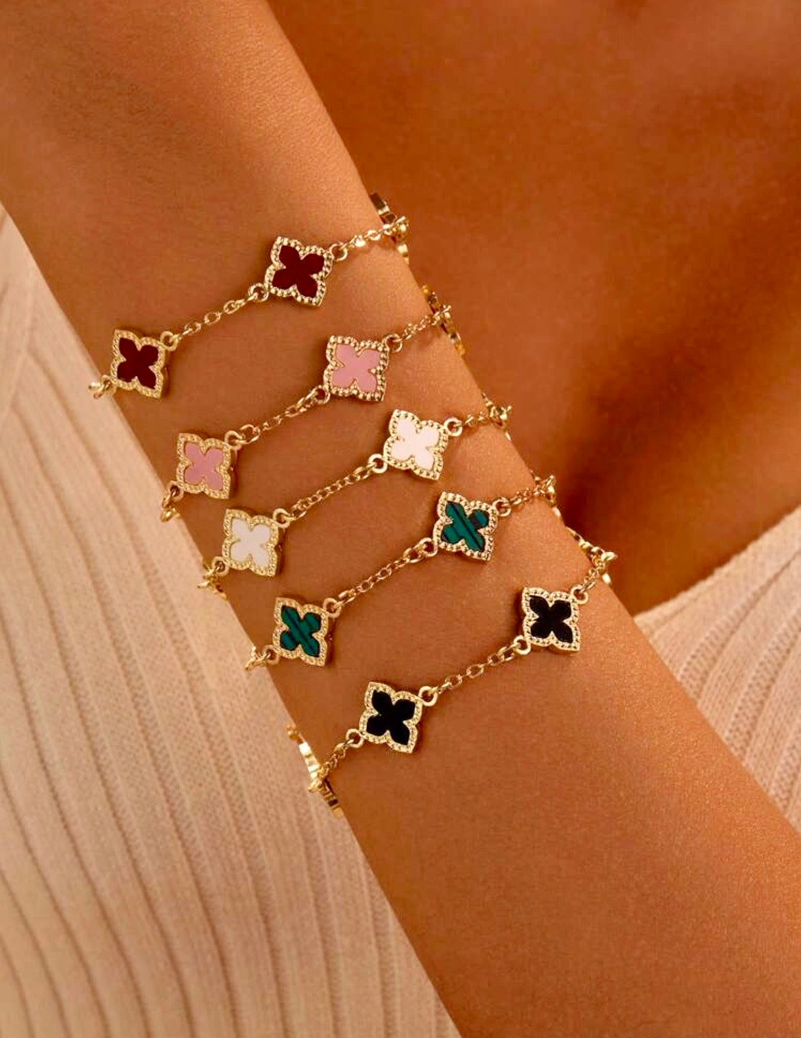 Elegant flower charm bracelet
