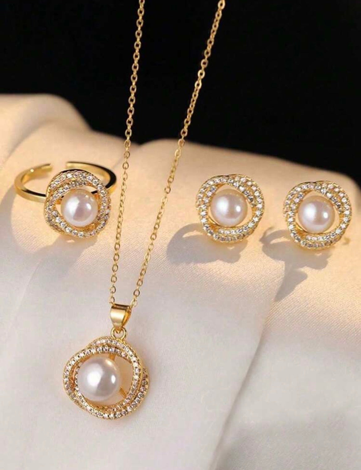 Elegant pearl jewellery set