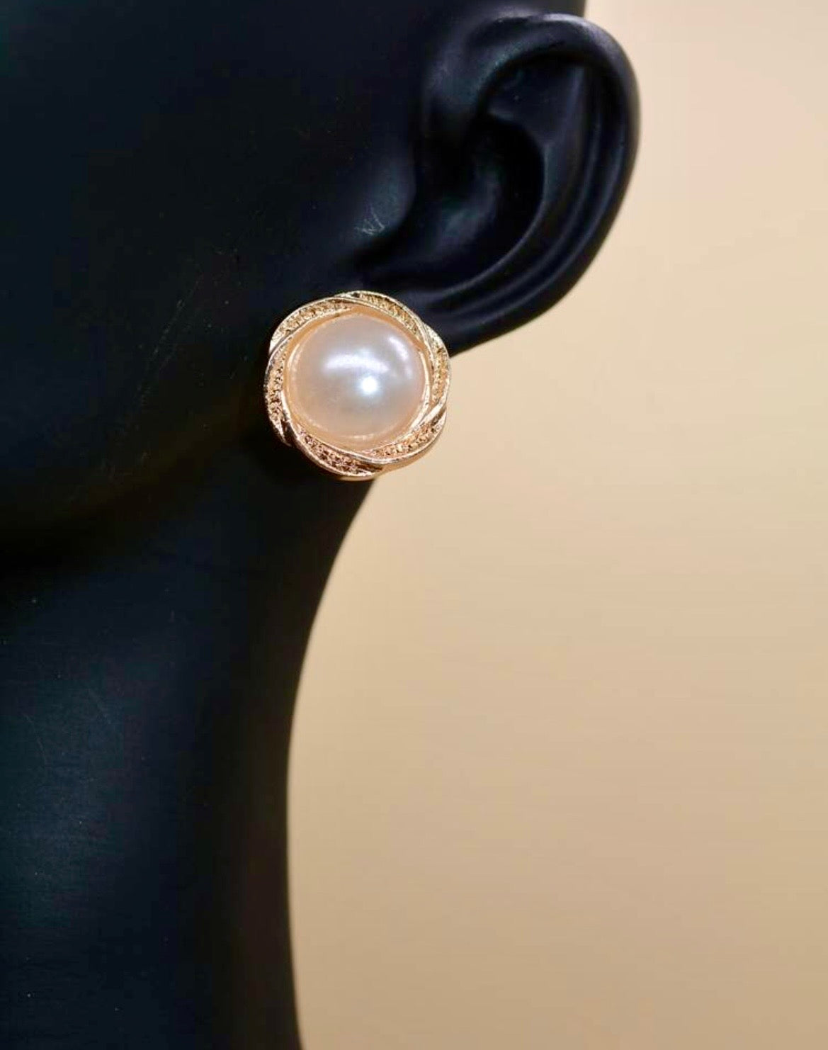 Round pearl stud earrings