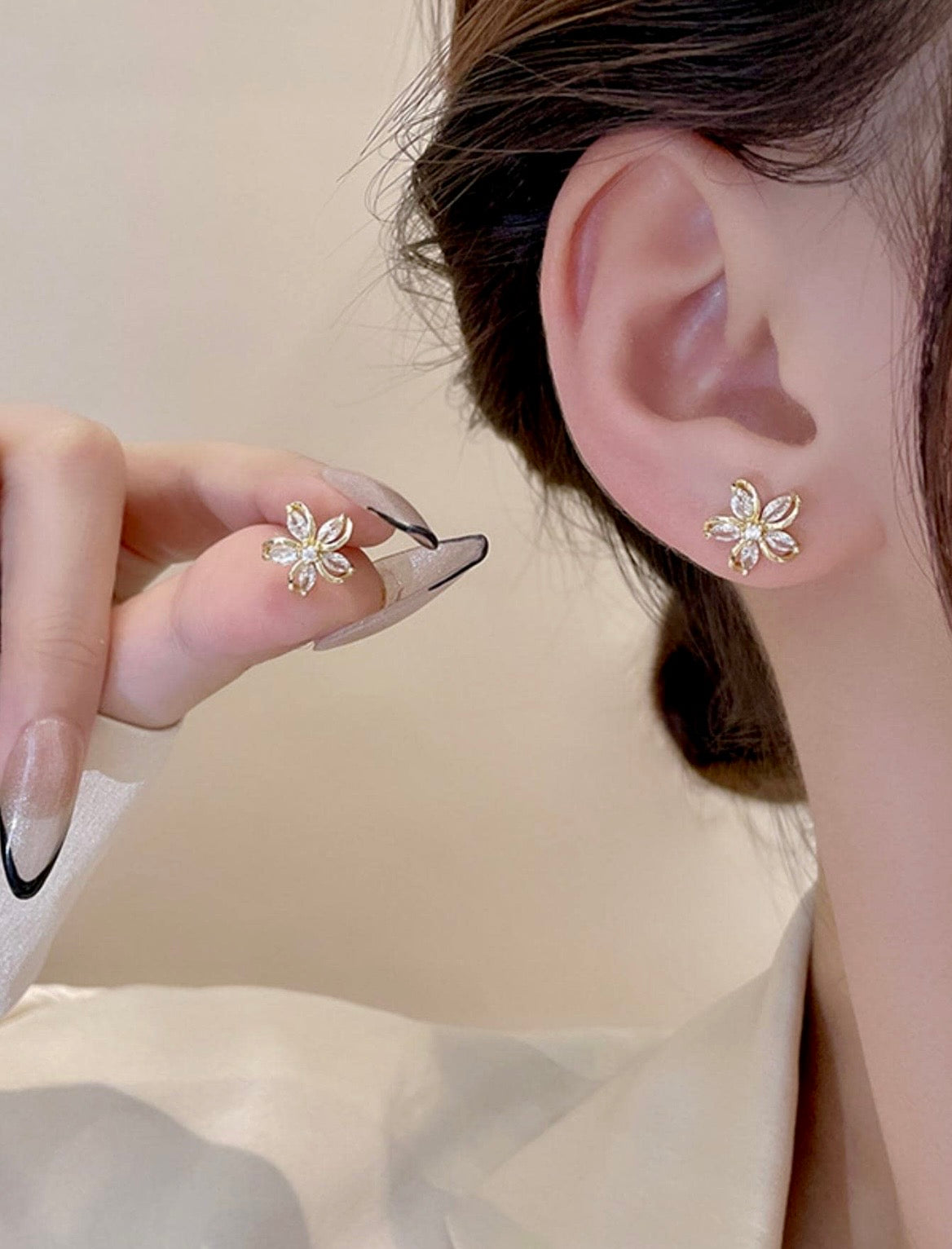 Flower stud earrings