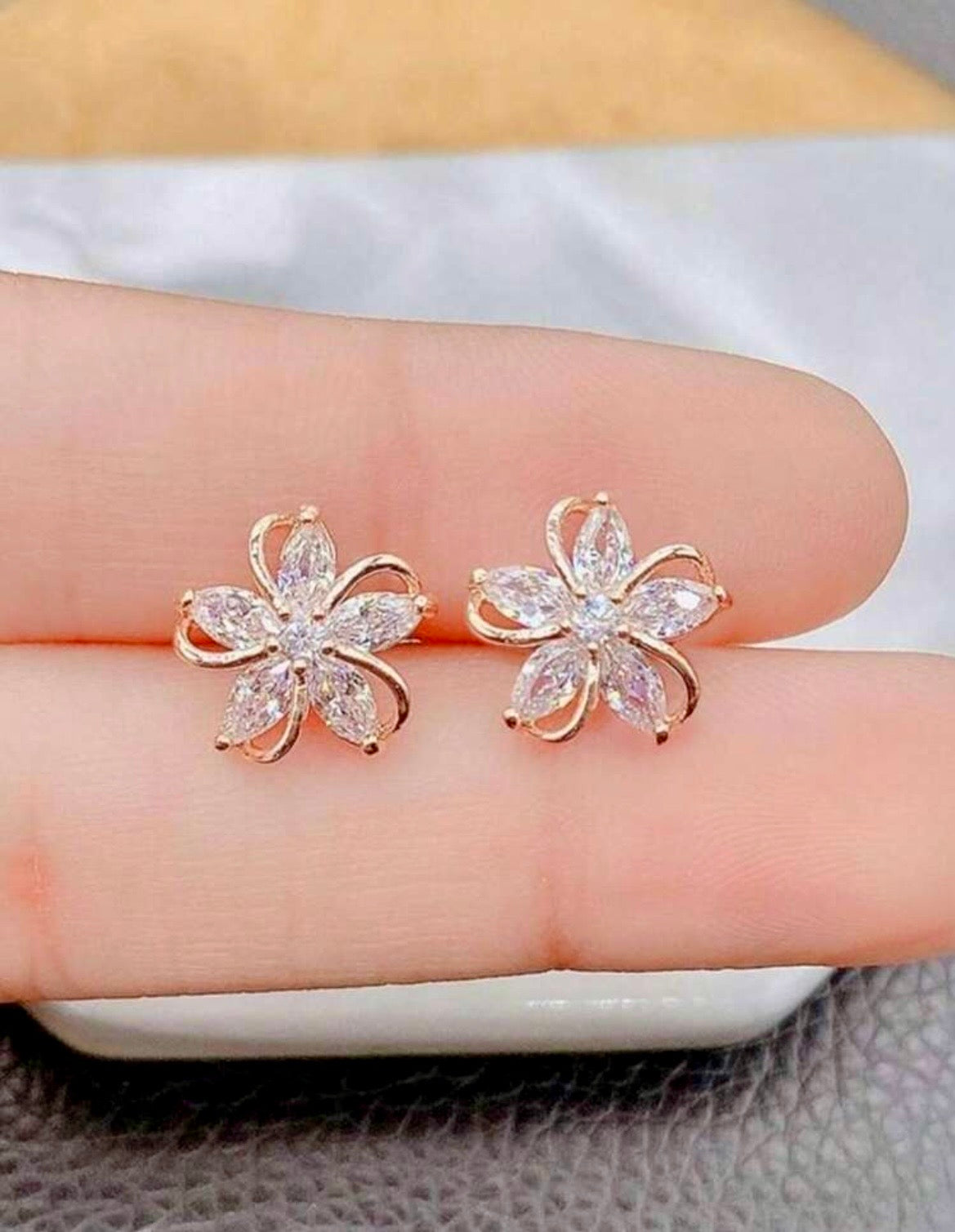 Flower stud earrings