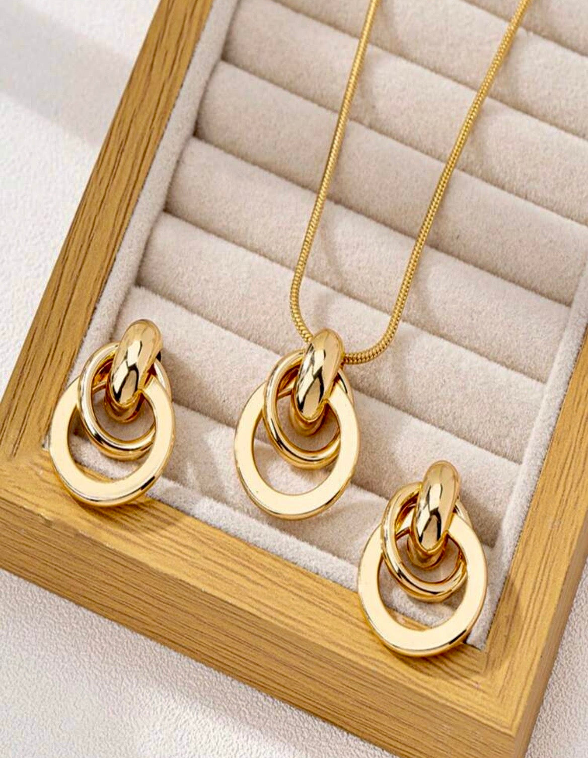 Gold circle necklace set