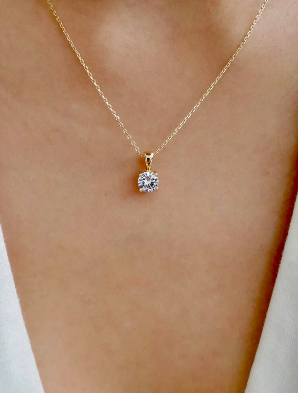Sparkling gold necklace with diamanté pendant