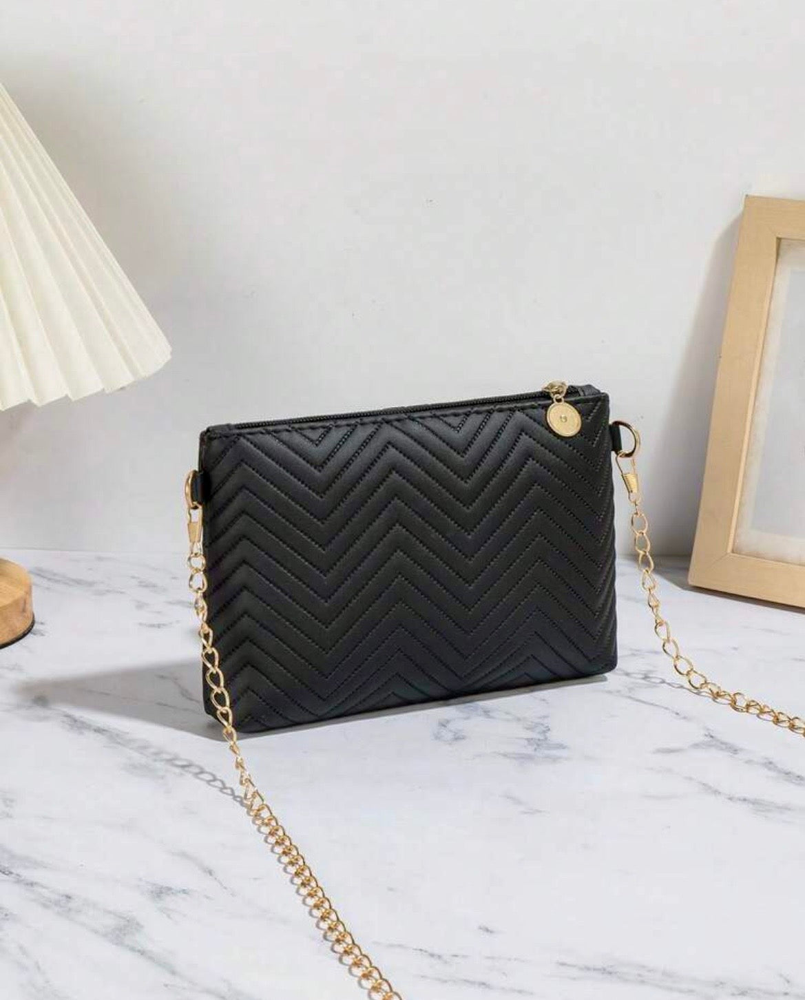 Chain strap shoulder bag