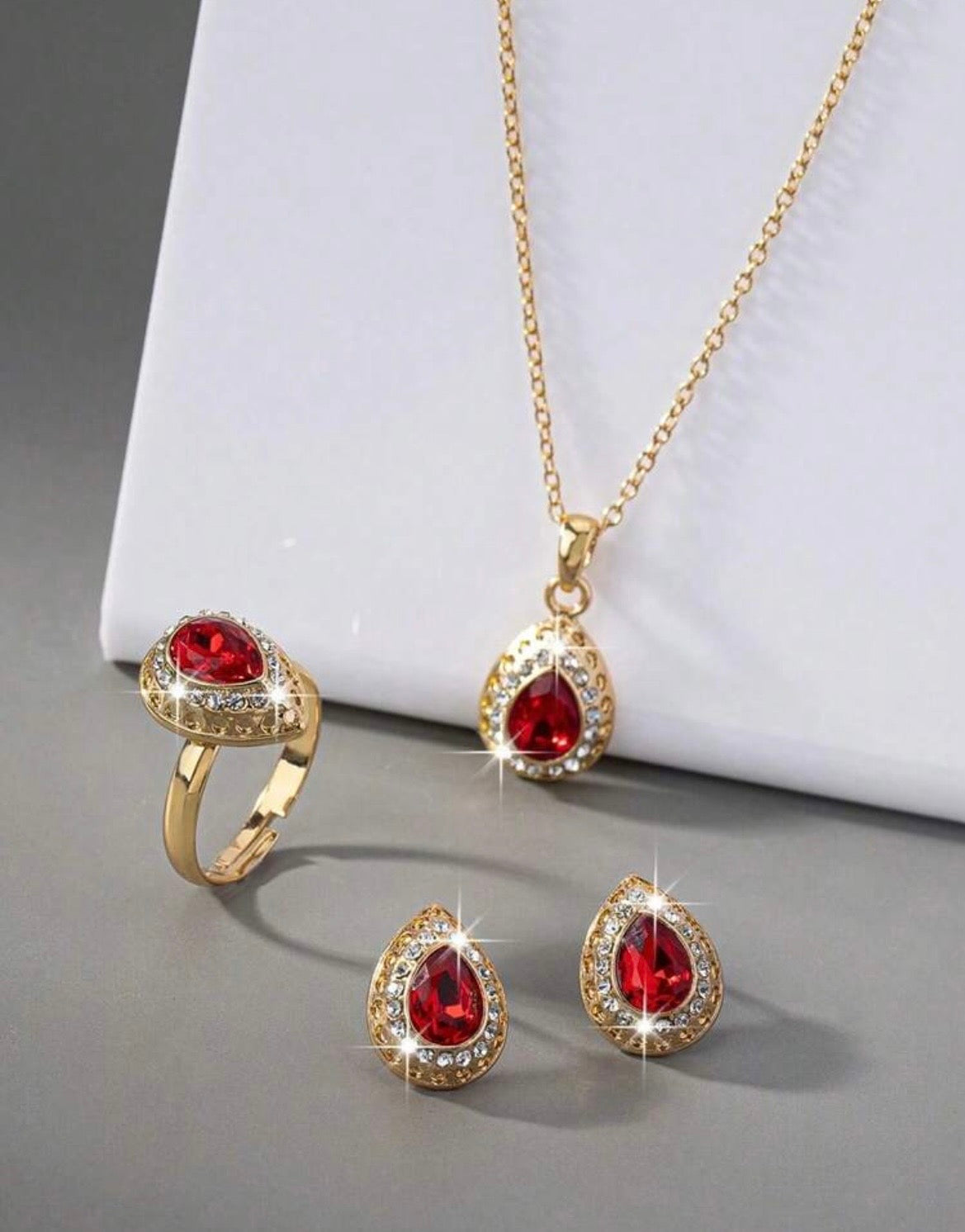 Elegant teardrop jewellery set