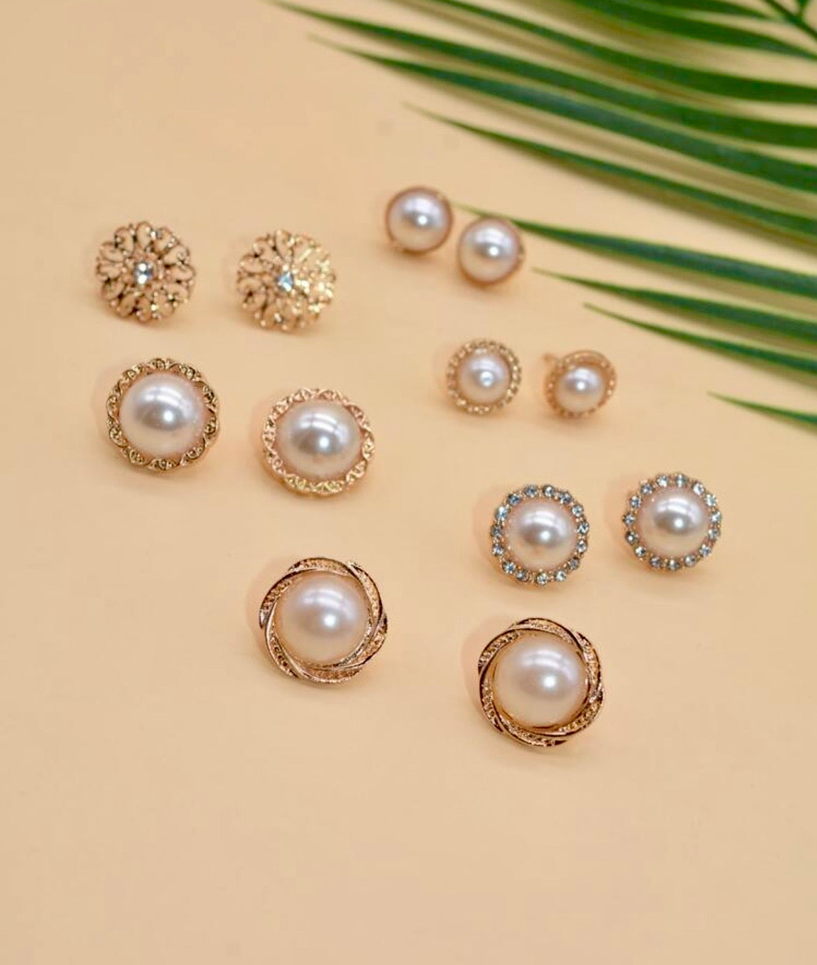 Round pearl stud earrings