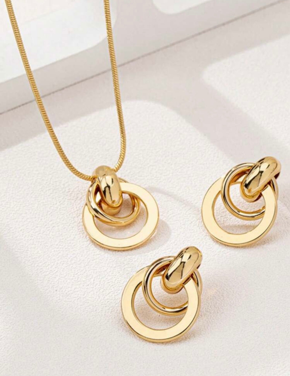Gold circle necklace set