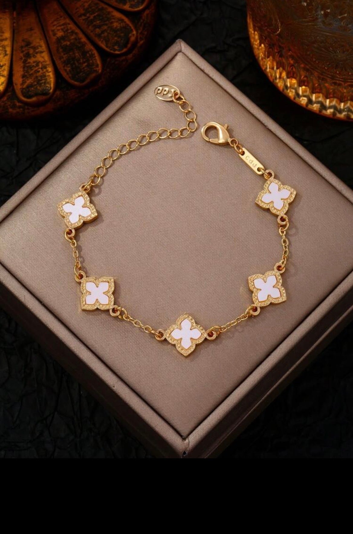 Elegant flower charm bracelet