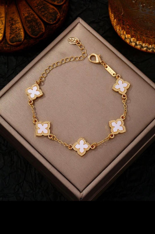 Elegant flower charm bracelet