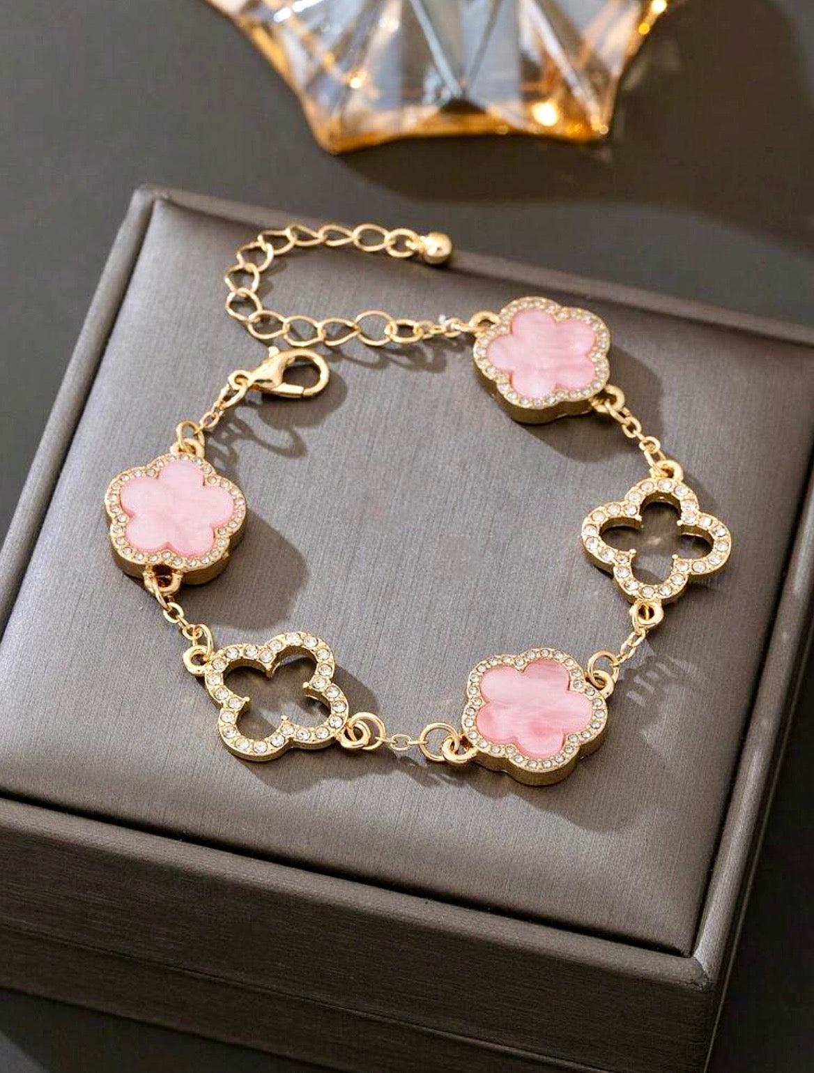 Elegant flower charm bracelet