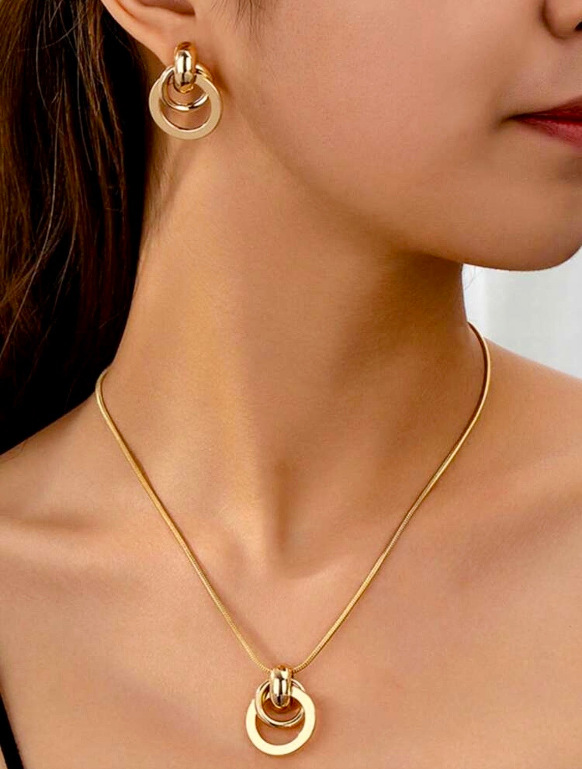 Gold circle necklace set