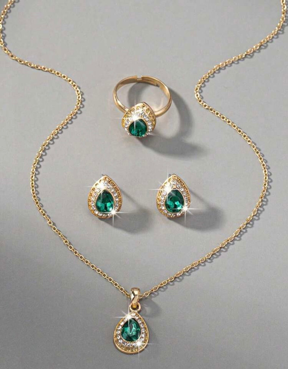 Elegant teardrop jewellery set