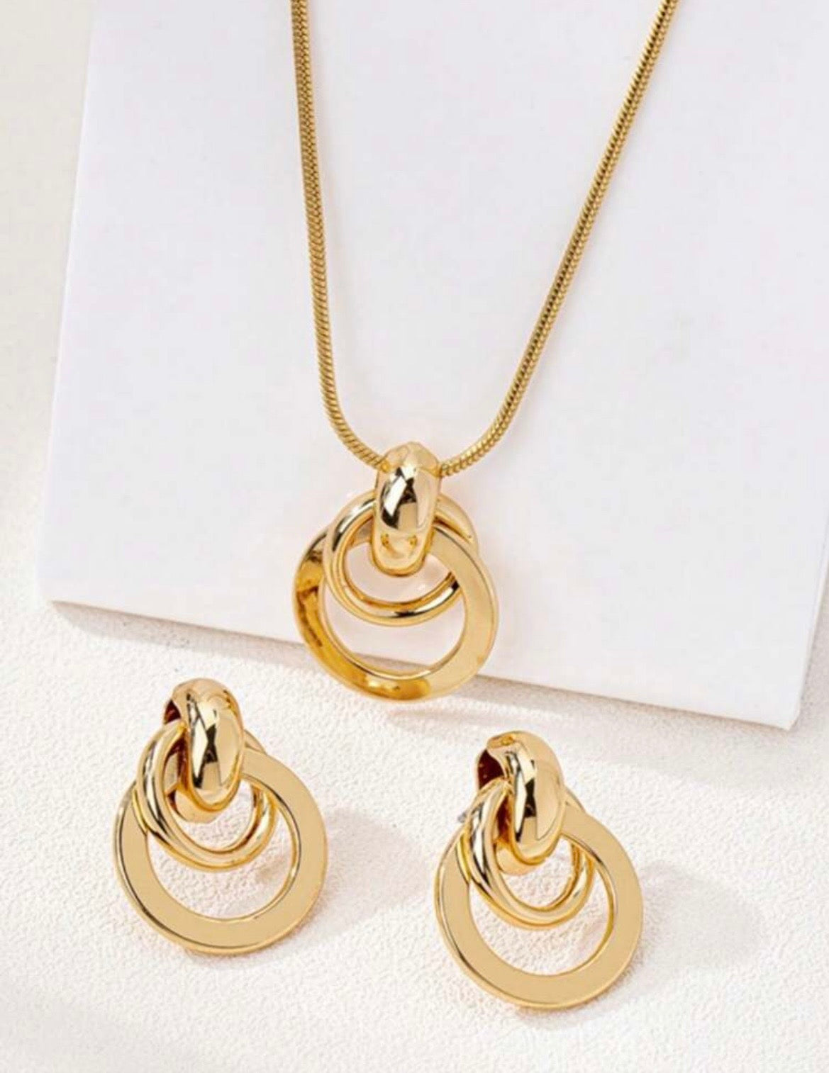 Gold circle necklace set