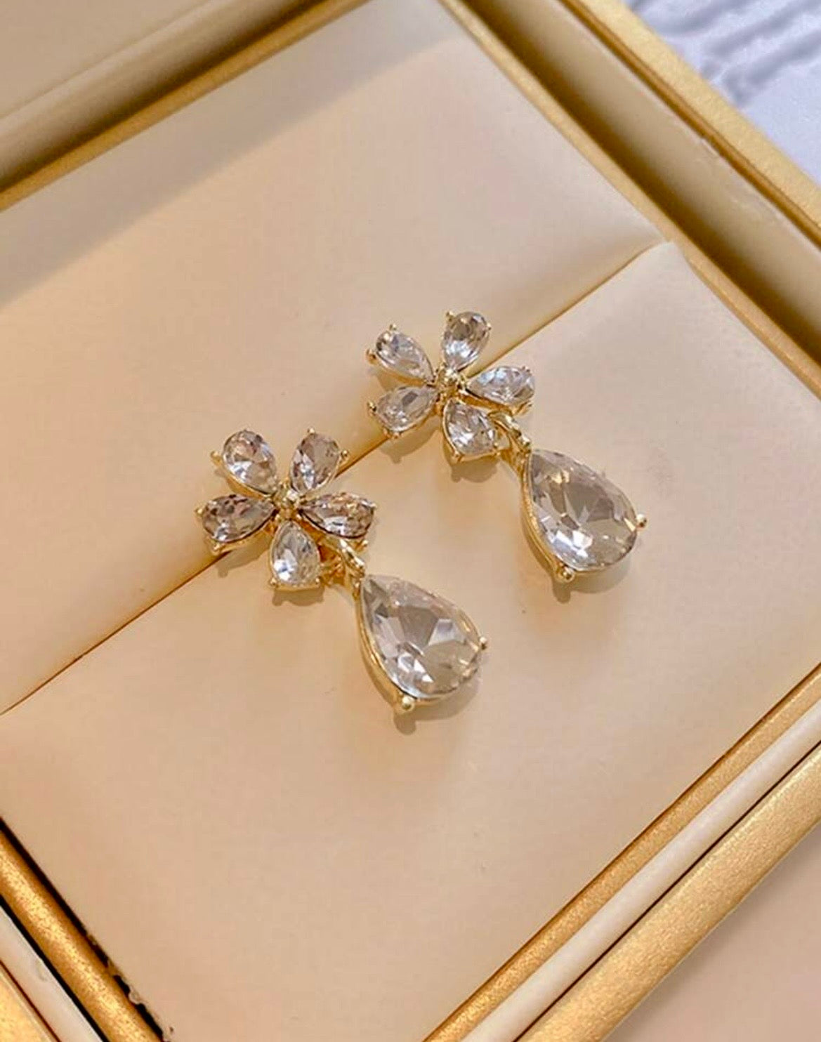 Flower rhinestone drop earrings