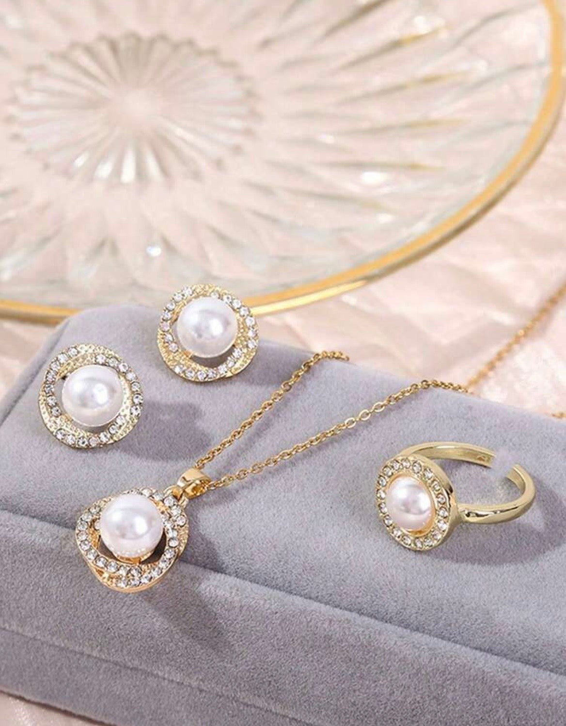 Elegant pearl jewellery set
