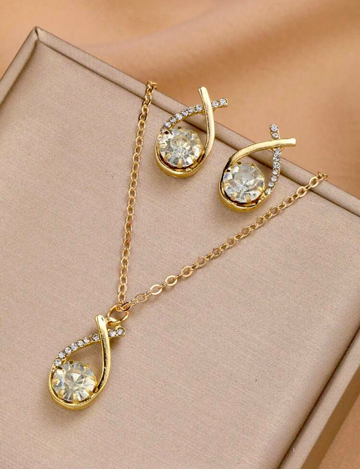 Teardrop pendant necklace & earrings set