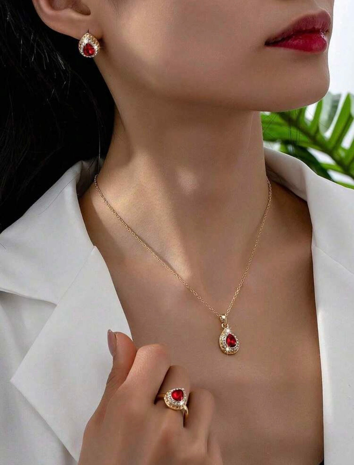 Elegant teardrop jewellery set
