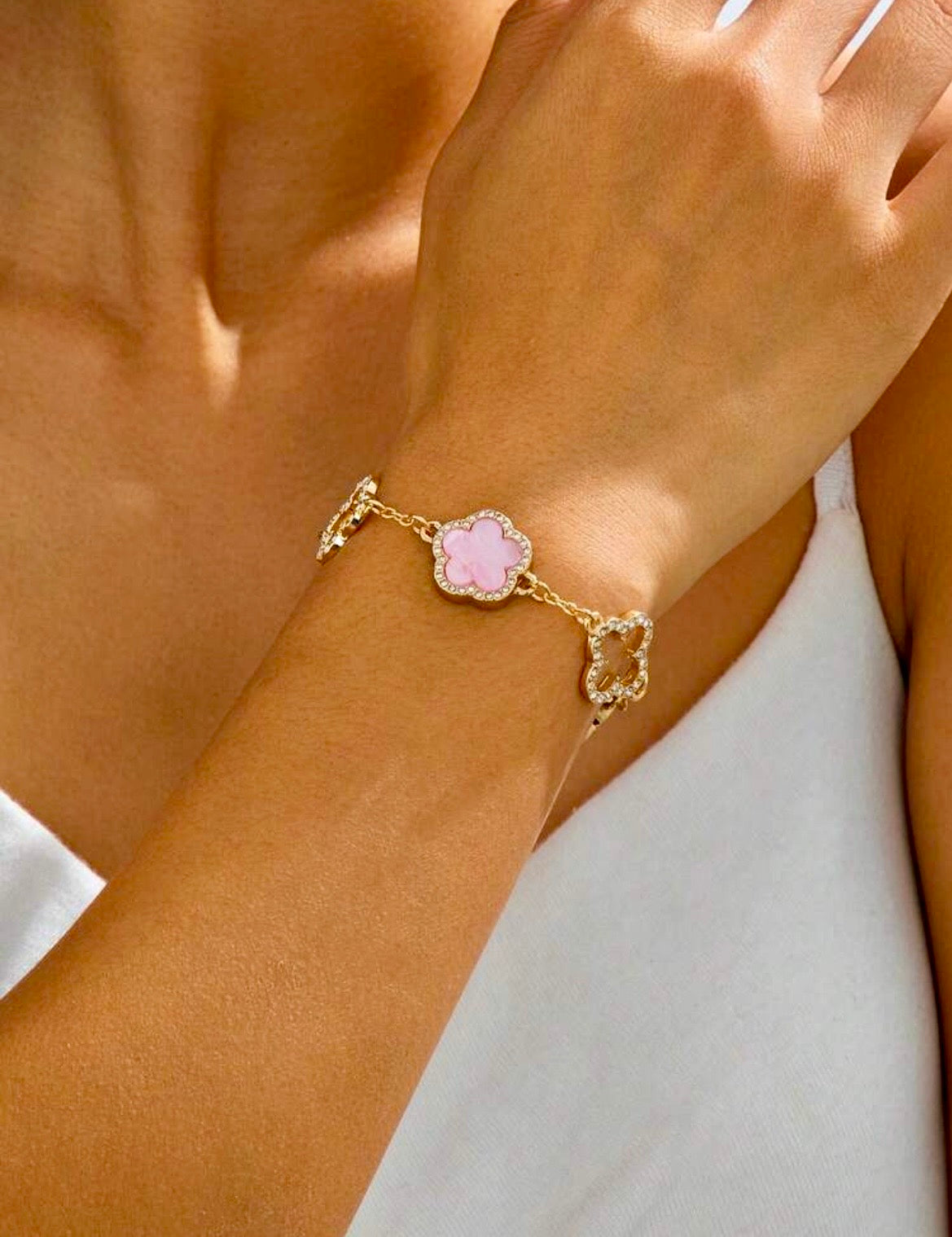Elegant flower charm bracelet