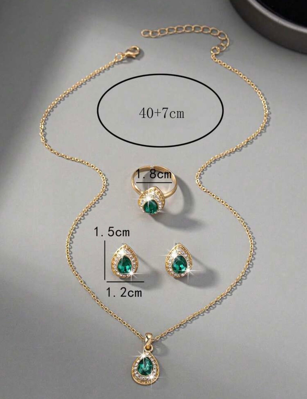 Elegant teardrop jewellery set