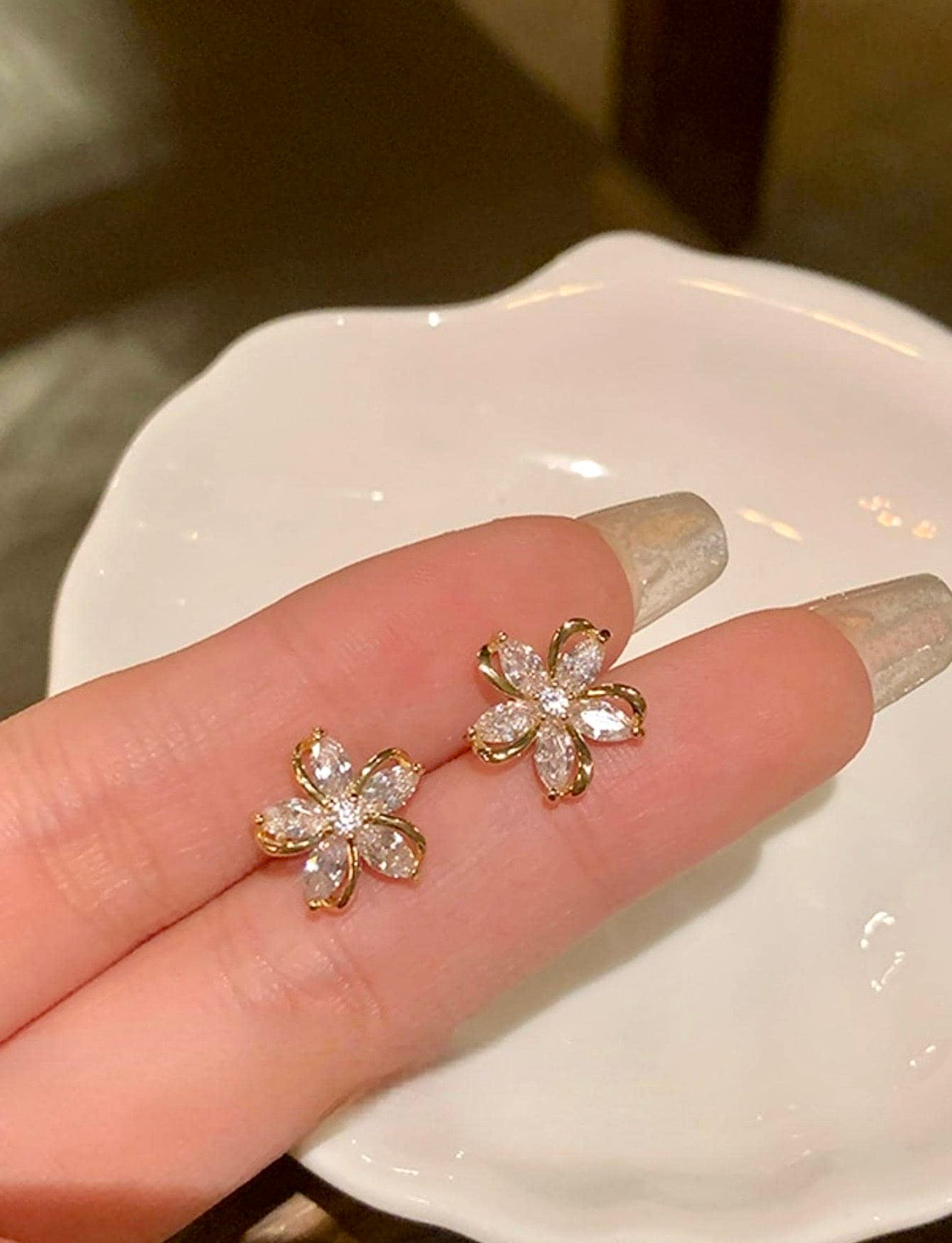 Flower stud earrings